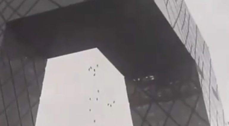 央视大楼外“蜘蛛人”突遇大风，现已平安撤离！